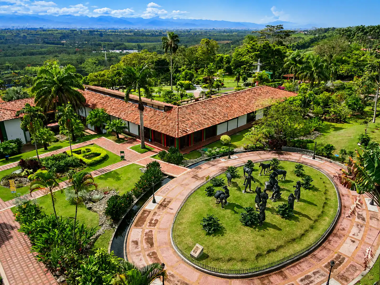 Experiencia turistica en el Parque del Cafe de Montenegro, ideal para visitantes que viajan en familia al Quindio.