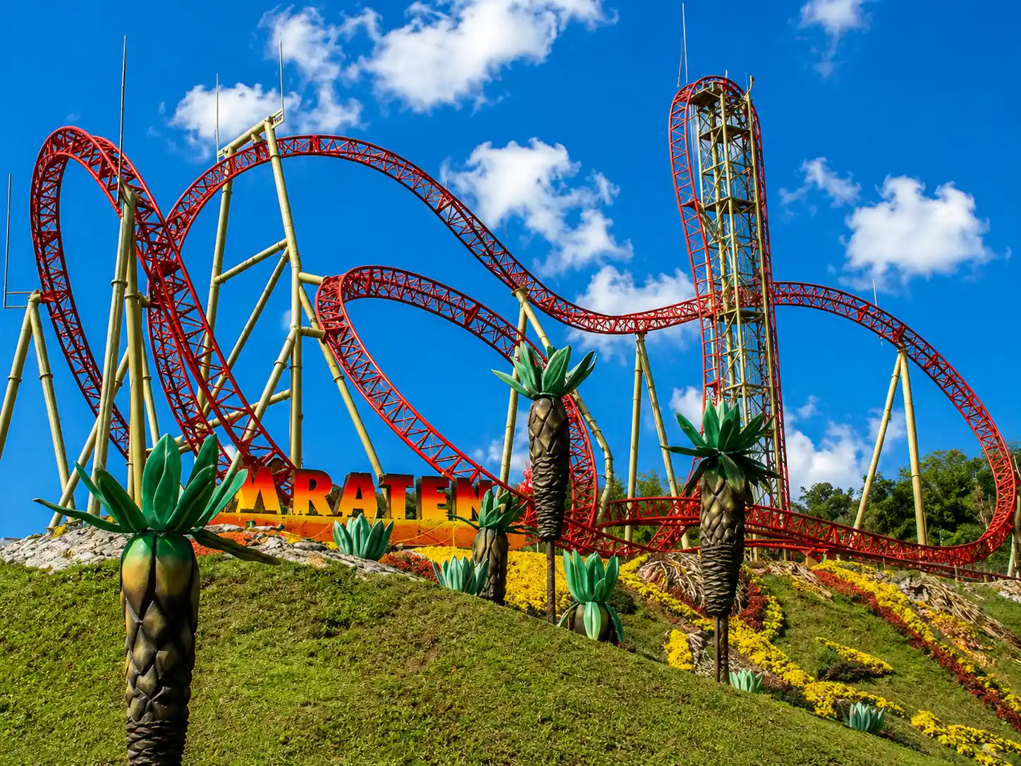 Atraccion Krater en el Parque del Cafe de Montenegro, Quindio, una montana rusa destacada del parque tematico.