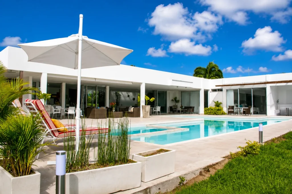 Fachada contemporánea junto a la piscina y la terraza de Finca Quimbaya Primavera en Quimbaya, Quindío