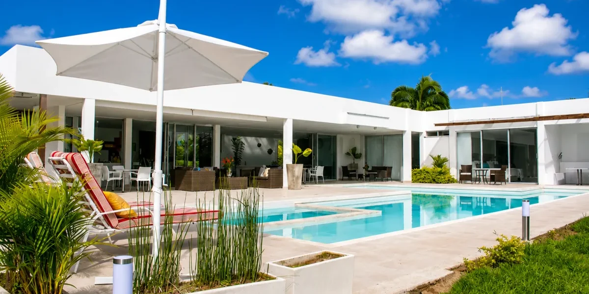 Fachada contemporánea junto a la piscina y la terraza de Finca Quimbaya Primavera en Quimbaya, Quindío