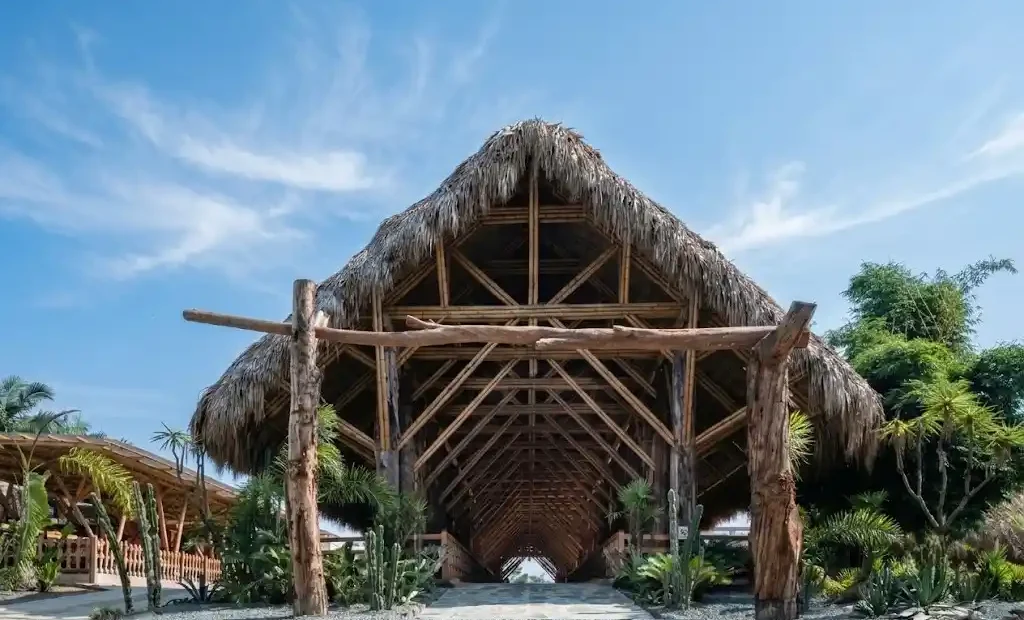 Estructura de madera y palma en una zona de recorrido de PANACA, Quimbaya