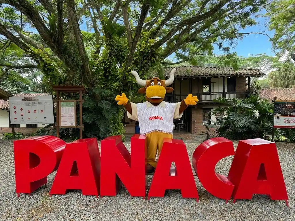 Letras de PANACA y personaje del parque en la entrada de Quimbaya, Quindío