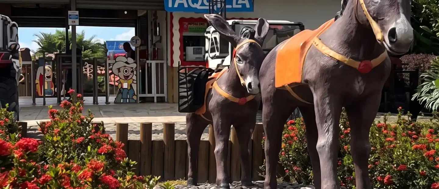 Letrero de entrada y esculturas de animales del Parque Los Arrieros en Quimbaya, Quindío