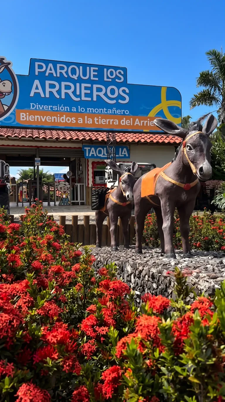 Letrero de entrada y esculturas de animales del Parque Los Arrieros en Quimbaya, Quindío