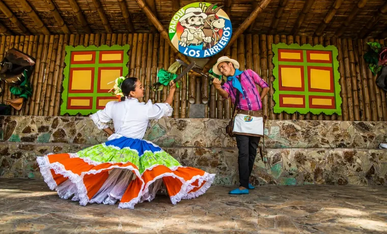 Artistas con vestuario tradicional durante una presentación cultural del Parque Los Arrieros