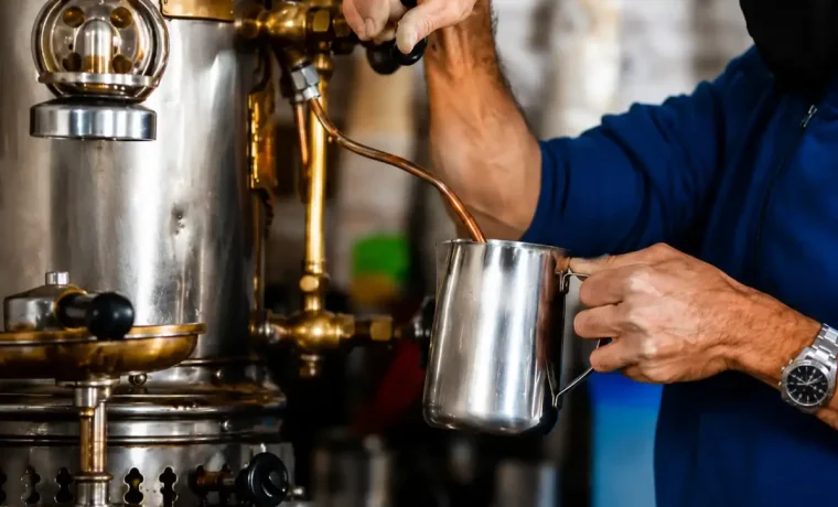 Barista espumando leche junto a una maquina de cafe en Salento, Quindio
