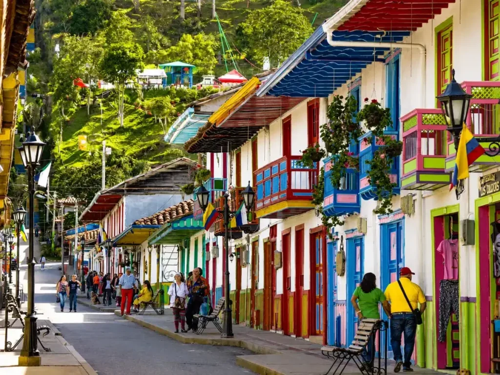 Visitantes recorriendo la Calle Real entre balcones y fachadas coloridas de Salento