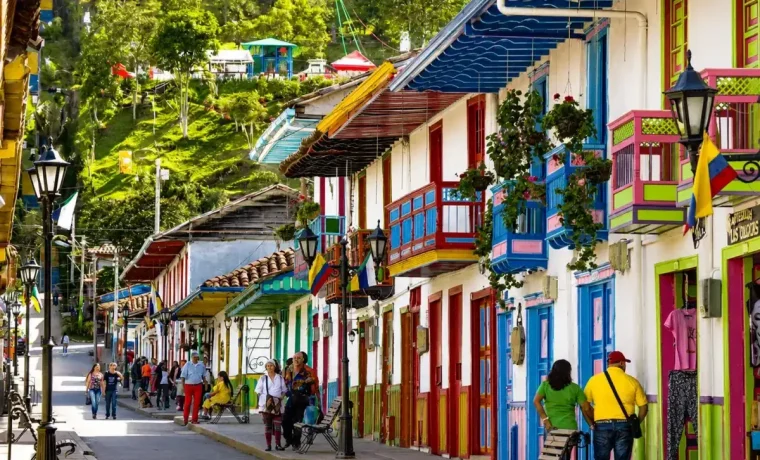 Visitantes recorriendo la Calle Real entre balcones y fachadas coloridas de Salento