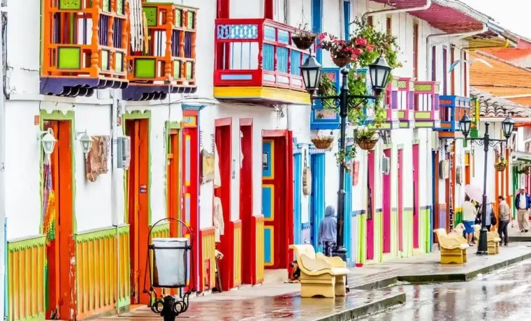 Fachadas coloridas con balcones de madera en la Calle Real de Salento, Quindío