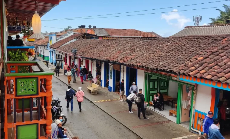 Visitantes recorriendo la Calle Real entre casas tradicionales de Salento, Quindío