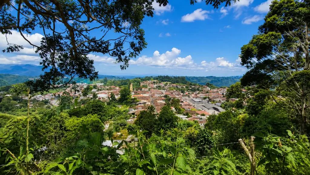 Vista panorámica de Salento entre árboles y montañas del Quindío
