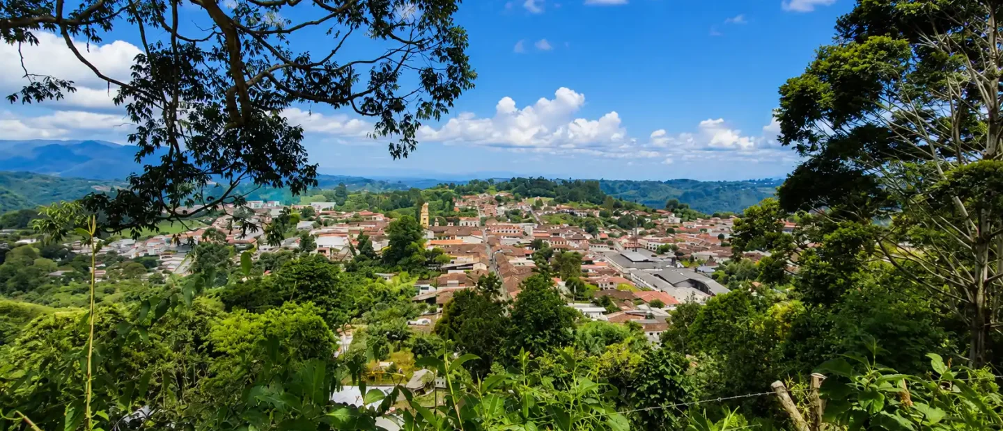 Vista panorámica de Salento entre árboles y montañas del Quindío