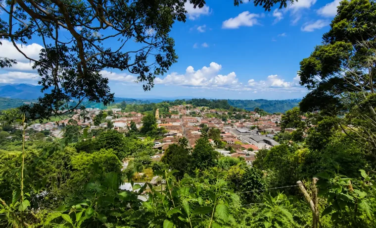 Vista panorámica de Salento entre árboles y montañas del Quindío