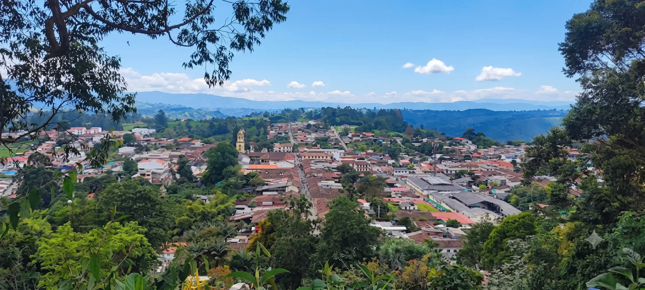 Casco urbano de Salento visto desde una zona alta rodeada de vegetación