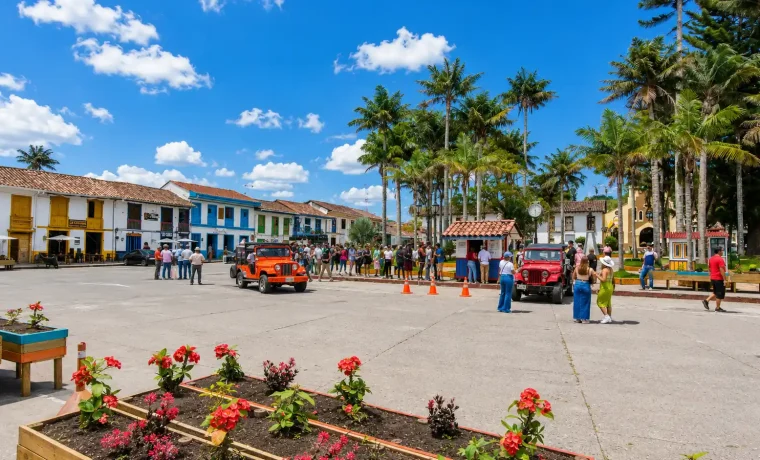 Plaza principal de Salento con palmas, jardines, visitantes y casas tradicionales