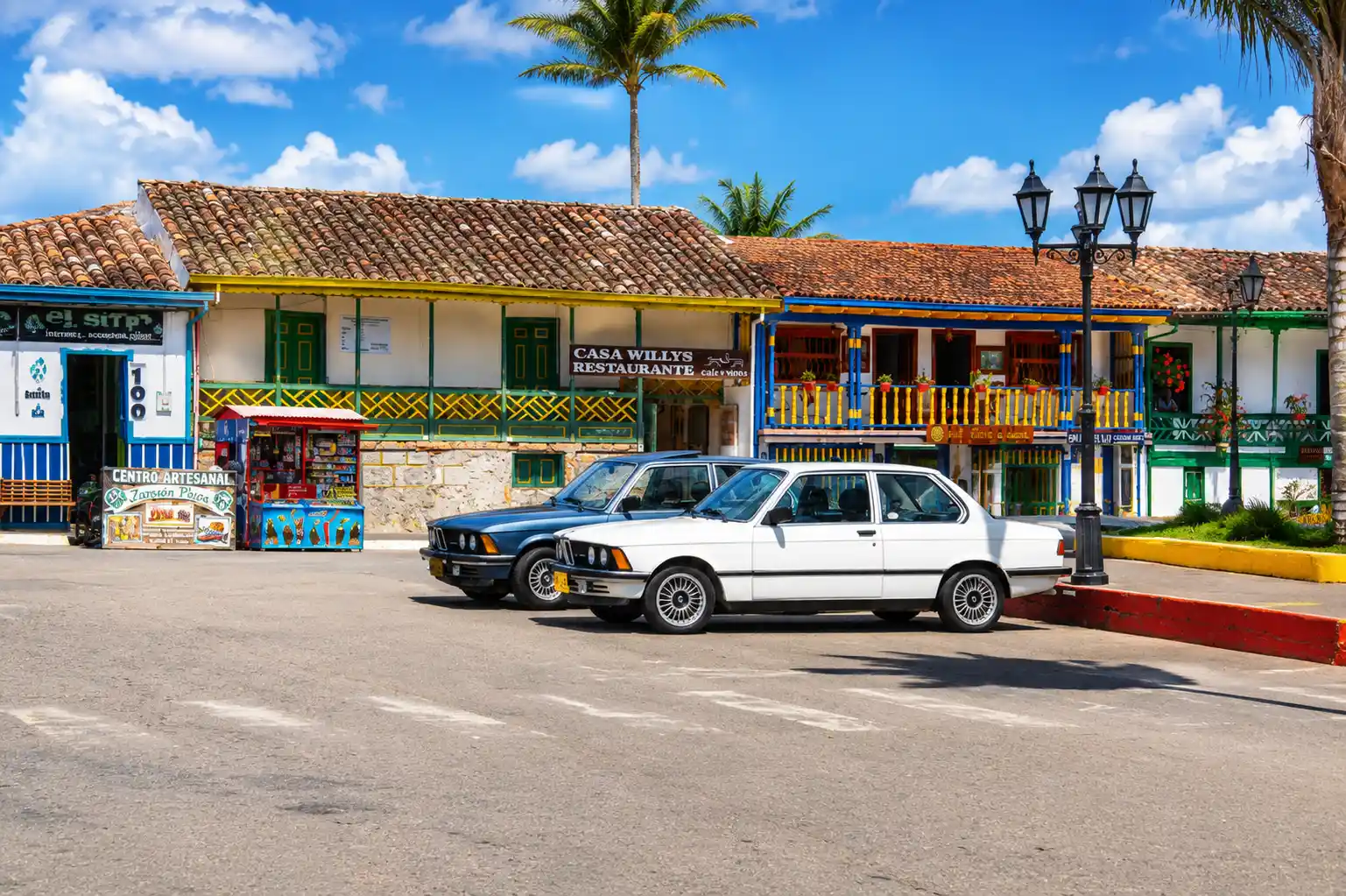 Jeeps Willys estacionados frente a casas tradicionales en la plaza principal de Salento
