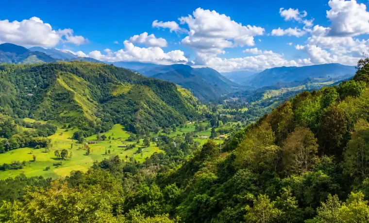 Vista panorámica de las montañas y el valle verde de Cocora en Salento, Quindío
