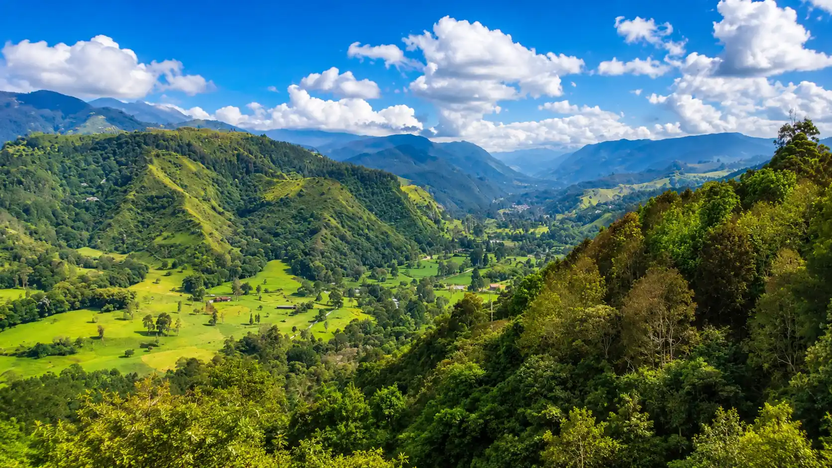 Vista panorámica de las montañas y el valle verde de Cocora en Salento, Quindío