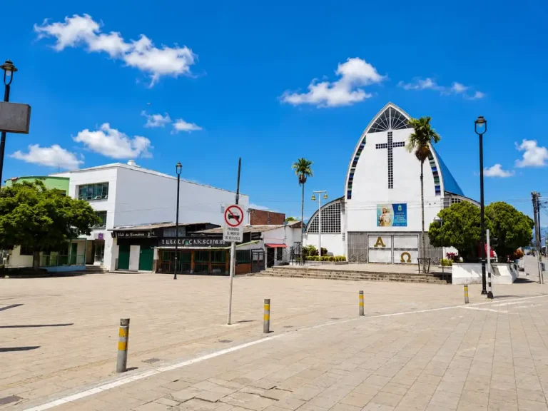Iglesia principal de La Tebaida frente a la plaza y los establecimientos del centro