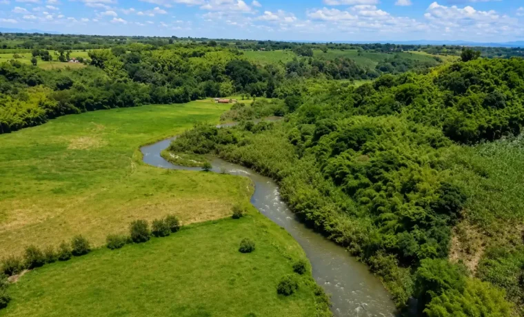 Rio serpenteando entre praderas y vegetacion del Valle de Maravelez en La Tebaida