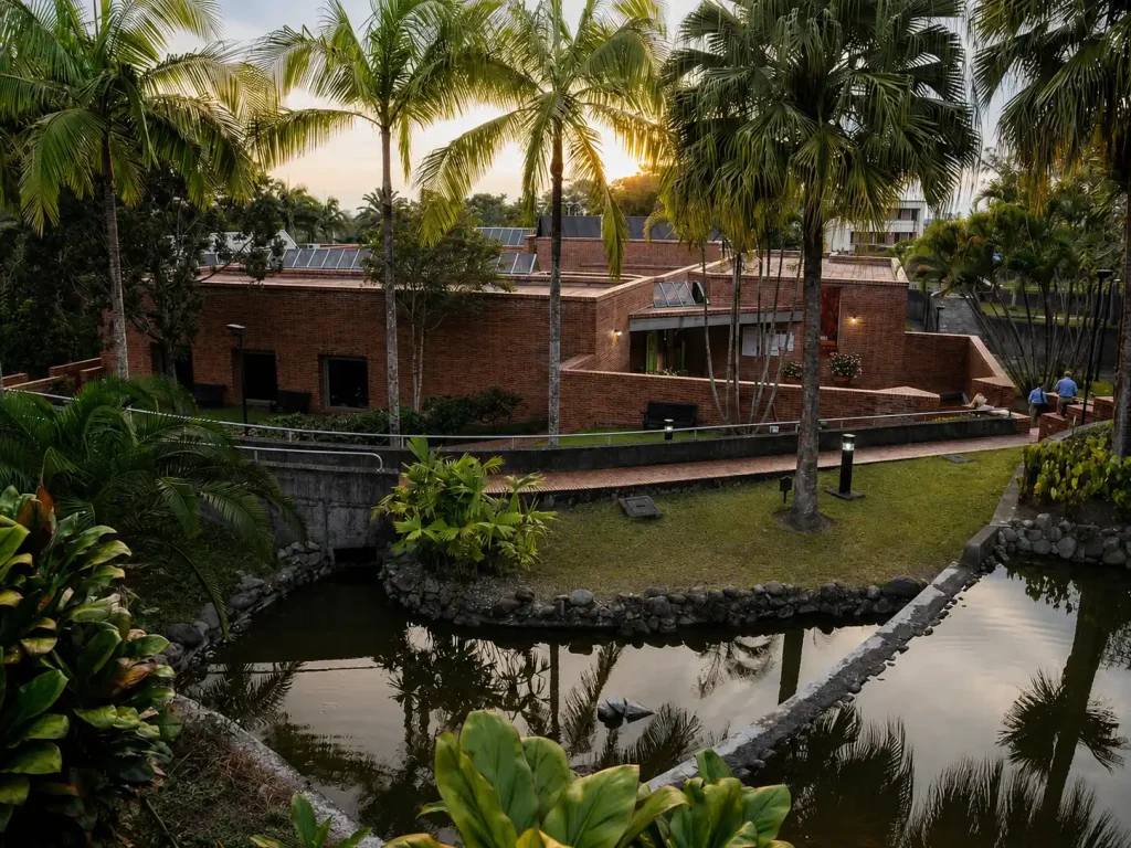 Edificio de ladrillo del Museo del Oro Quimbaya rodeado de palmas y jardines