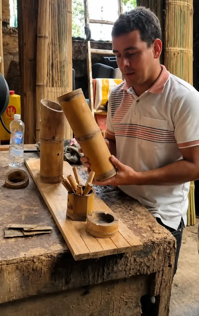 Artesano revisando piezas de guadua en un taller