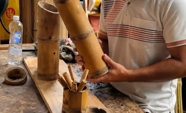Artesano revisando piezas de guadua en un taller