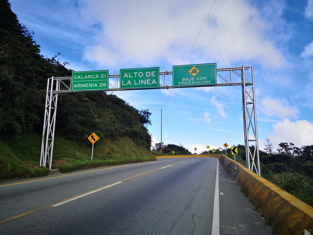 Aviso vial del Alto de La Línea entre Tolima y Quindío