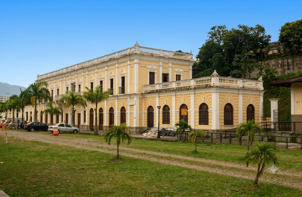 Edificio patrimonial de la antigua estación del ferrocarril donde funciona el MAQUI en Armenia