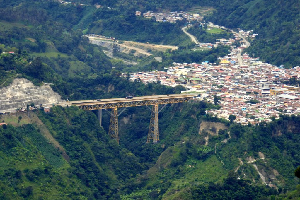 Vista de Cajamarca, Tolima, desde la Cordillera Central