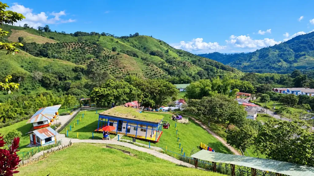 Panorámica de Qinti Patas Arriba y el paisaje cafetero de Córdoba