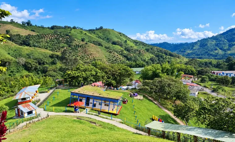 Panorámica de Qinti Patas Arriba y el paisaje cafetero de Córdoba