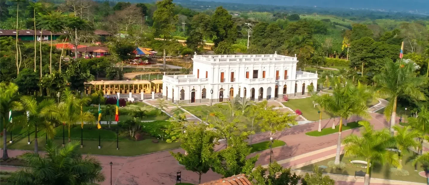 Vista general del Parque del Cafe en Montenegro, Quindio, rodeado de paisaje cafetero y zonas verdes para visitantes.